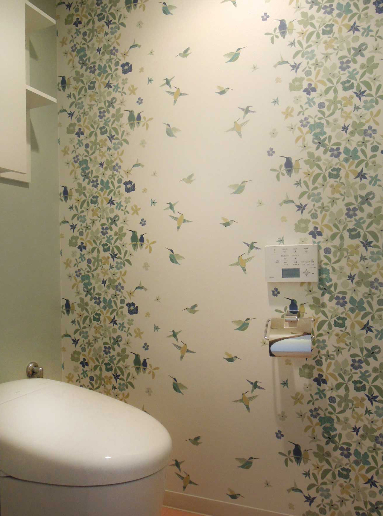 ｔｏｔｏのマンショントイレ工事 花と小鳥のアクセントクロスのある華やかなトイレ空間