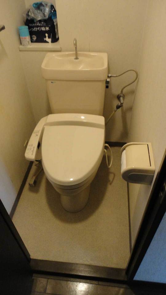マンショントイレ施工事例 狭いトイレもタンクレスと引き戸で広い空間に 調布市