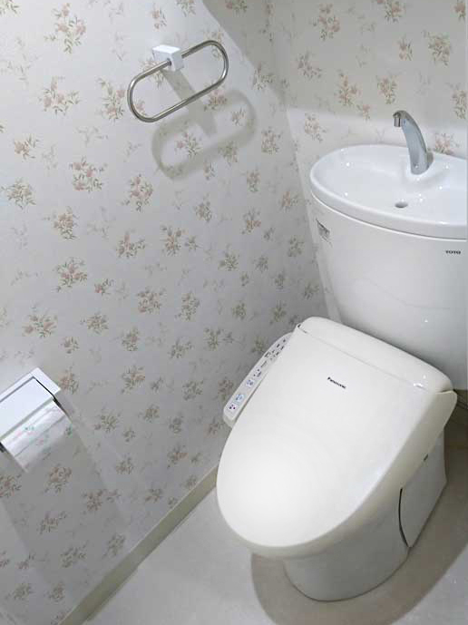 マンショントイレ工事 便器交換と花柄クロスのシンプルなトイレリフォーム 調布市